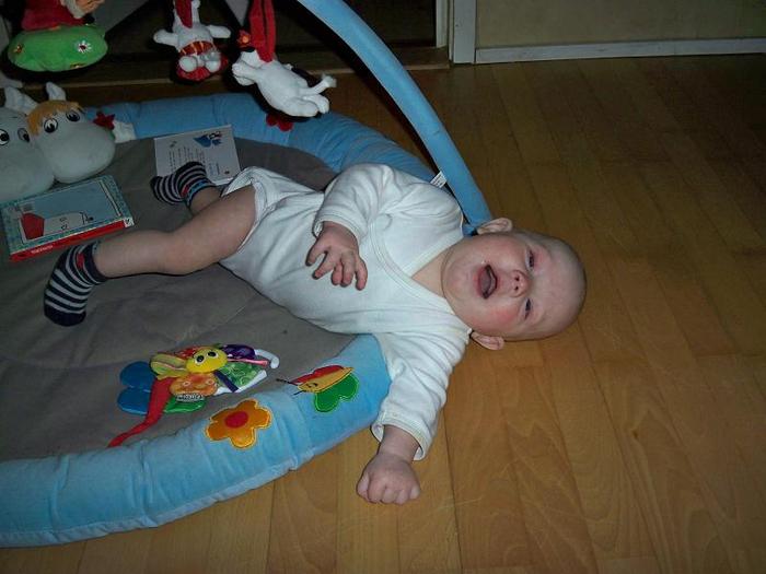 sprallar runt i babygym