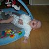 sprallar runt i babygym