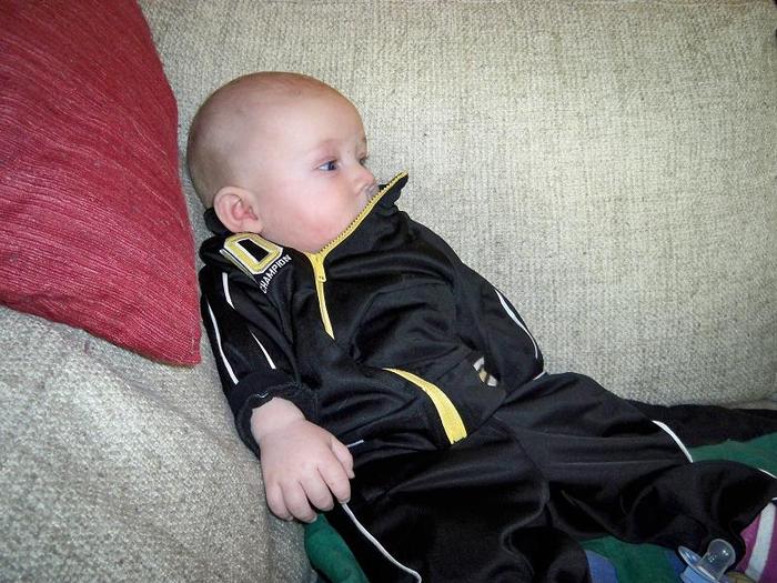 Theo tar det lugnt i soffan